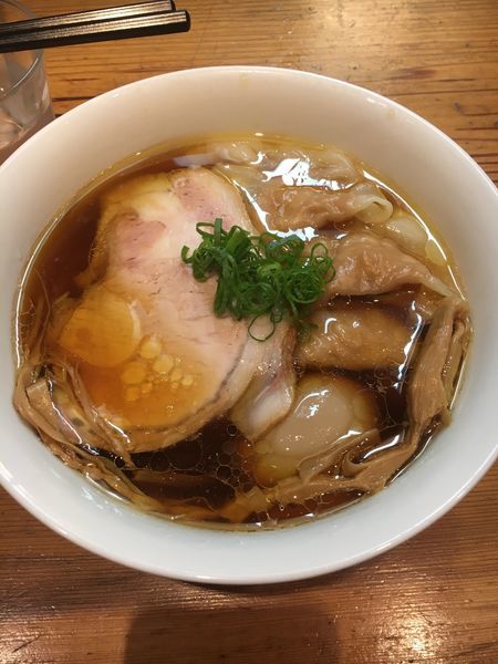 「ワンタン醤油ラーメン ➕ 味玉」@ラーメン屋 トイ・ボックスの写真