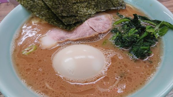 「醤油＋味玉」@横浜家系ラーメン武蔵家 松戸店の写真