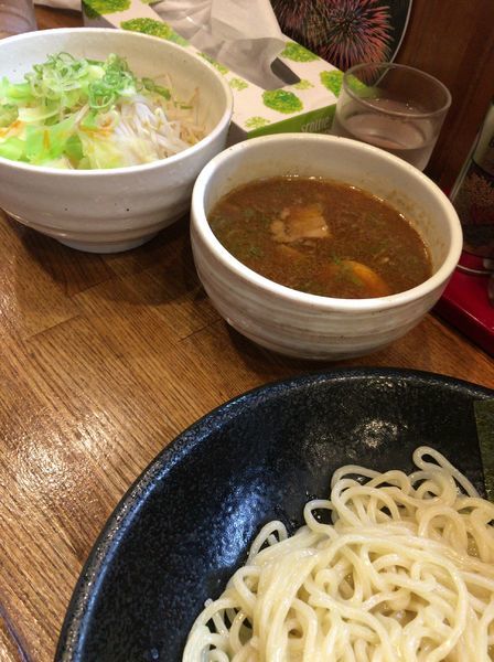 「つけ麺 ７５０円、三種のいろどり野菜 １５０時」@RAMEN KAGURAの写真