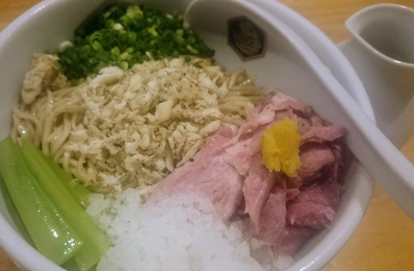 「冷やし鯛油そば＋大盛り＋半チャーシュー」@真鯛らーめん 麺魚の写真