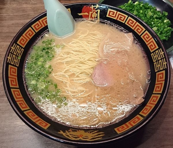 「天然とんこつらーめん＋追加ネギ」@一蘭 アトレ上野 山下口店の写真