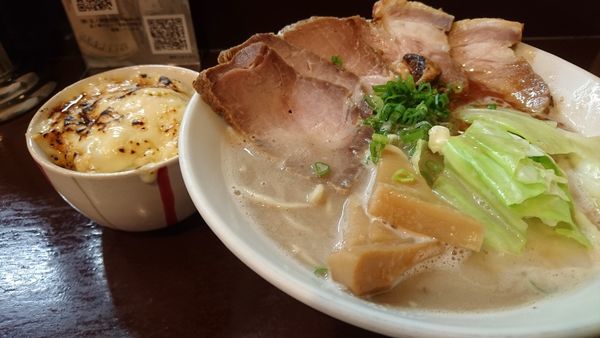 「チャーシュー豚骨らーめん+チーズご飯+替え玉」@らーめん 五ノ神精肉店 煮干し編の写真