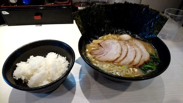 「味噌豚骨 特トッピング 濃い目  無料小ライス」@ゴル家 伊勢佐木モール店の写真