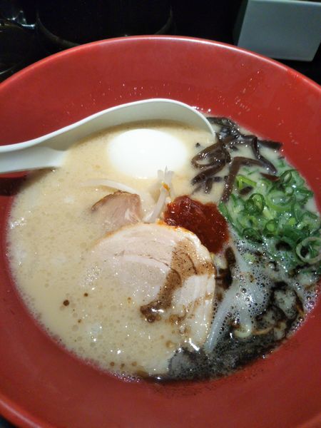 「赤丸新味850円 ＋ 半熟卵100円」@博多 一風堂 Marunouchiの写真