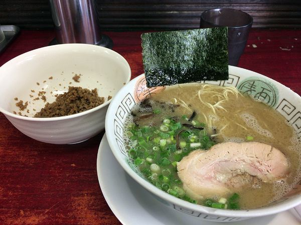 「らーめん（700円）、辛いそぼろ、替え玉2回」@博多長浜らーめん 楓神の写真