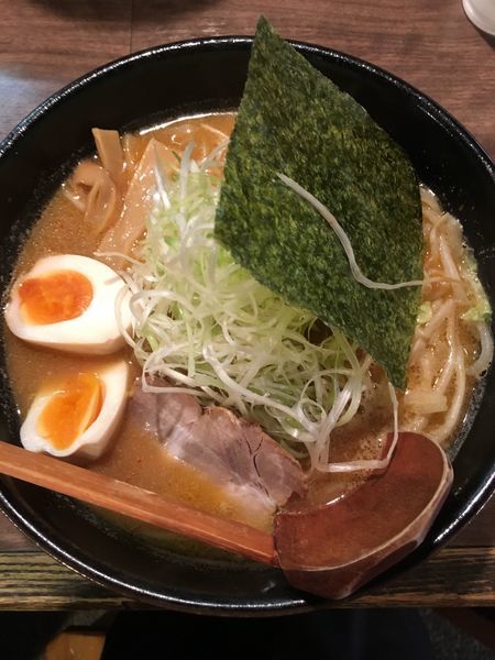 「白ねぎ味噌らーめん + 味玉」@麺酒場 でめきんの写真