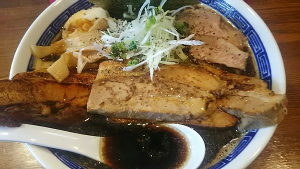 「坂戸ブラックラーメン倍盛り(ドデカ叉焼)」@つけめん たまの写真