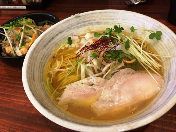 「濃厚鶏塩らーめん中盛＋ネギ塩鶏丼（ランチセット）」@鶏SOBA 春夏冬～あきない～の写真