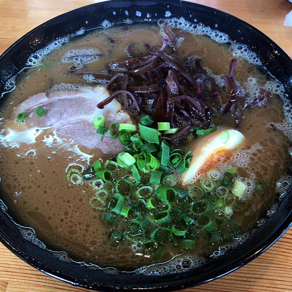 「豚骨ラーメン（細麺）粉落とし　750円」@麺心 新井の写真