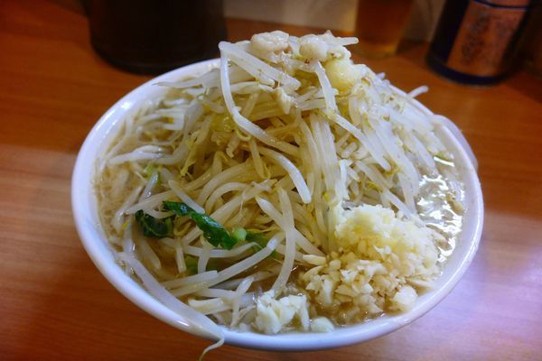 「小ラーメン 豚入り¥850／ニンニクアブラカラメマシ¥0」@豚星。の写真