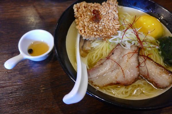 「特選しおそば¥980／麺大盛¥0（ランチタイムサービス）」@焙煎汐蕎麦処 金字塔の写真