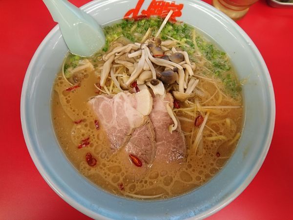 「絶品！きのこ醤油ラーメン中盛（硬め）＋チャーシュー2枚」@山岡家 前橋野中店の写真