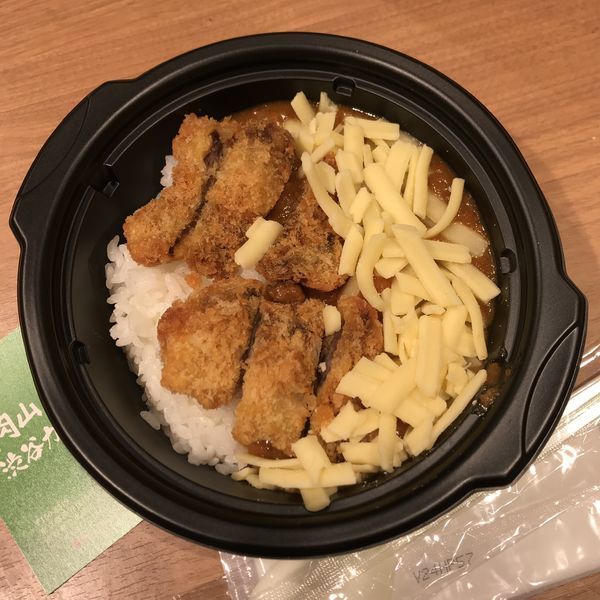 「牛カツカレー とろけるチーズ」@肉山の写真