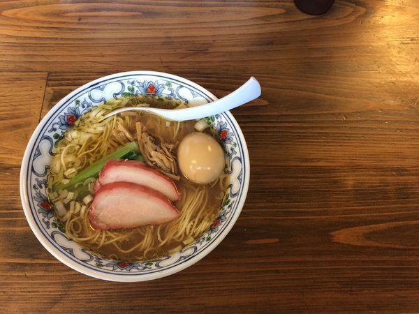 「貝そば味玉（薄口醤油） ¥900」@まるえ食堂の写真