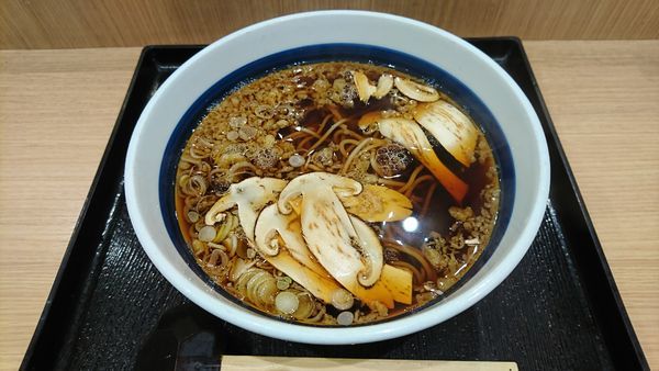 「（期間限定）時価松茸そば　６７０円　※」@そば処 信州屋 新宿南口店の写真