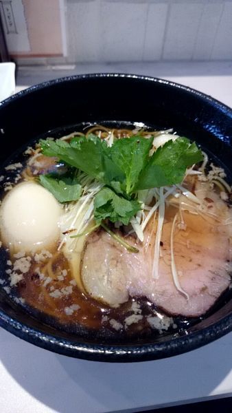 「玉子醤油ラーメン(830円)」@らーめん 紡麦の写真