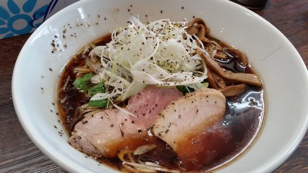 「粗挽き黒胡椒とたまり醤油のスパイシーブラックラーメン　800円」@自家製麺 コトホギの写真