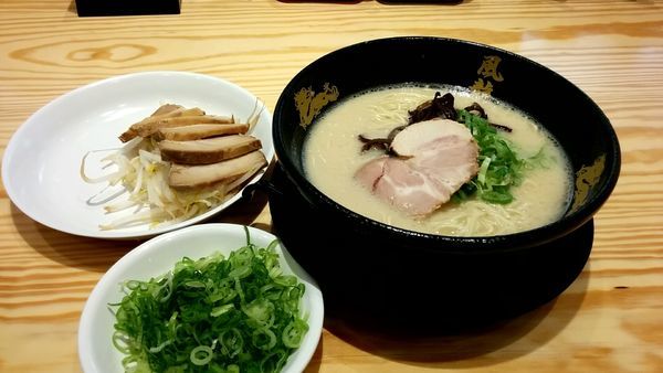 「とんこつラーメン(チャーシュー・ねぎ)」@とんこつラーメン 博多風龍 川崎銀柳街店の写真