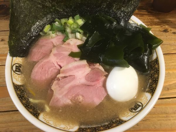 「すごい煮干ラーメン（塩味全増し銀ダレ抜き）1100円、わかめ10」@すごい煮干ラーメン凪 新宿ゴールデン街店 本館の写真
