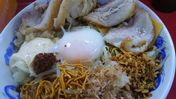 「まぜそば(倍盛)、大豚増し」@ジャンクガレッジ 坂戸塚越店の写真