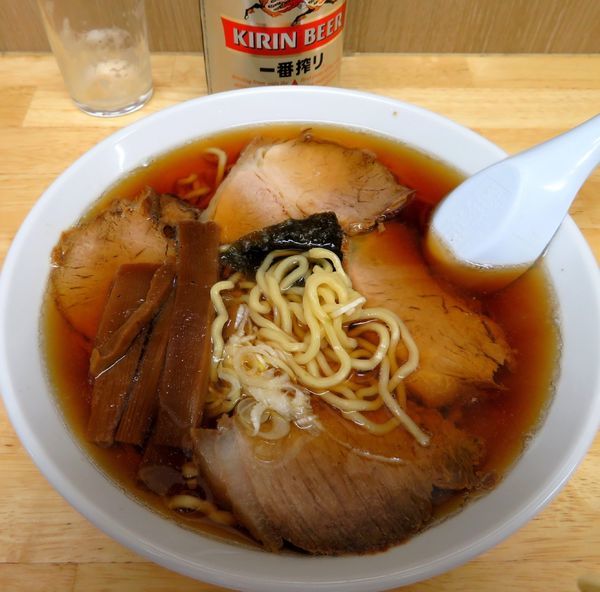 「チャーシューメン（800円）＋一番搾り」@谷ラーメンの写真
