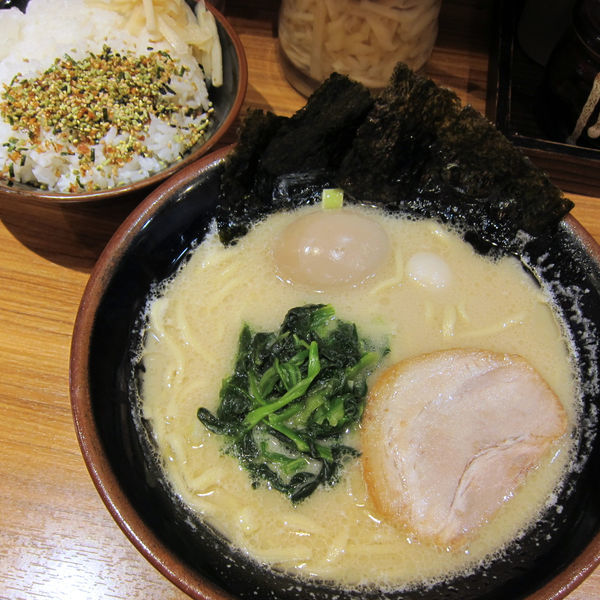 「塩ラーメン 500円 + クーポン味玉 + サービスライス」@横浜家系ラーメン 品川家 三田店の写真