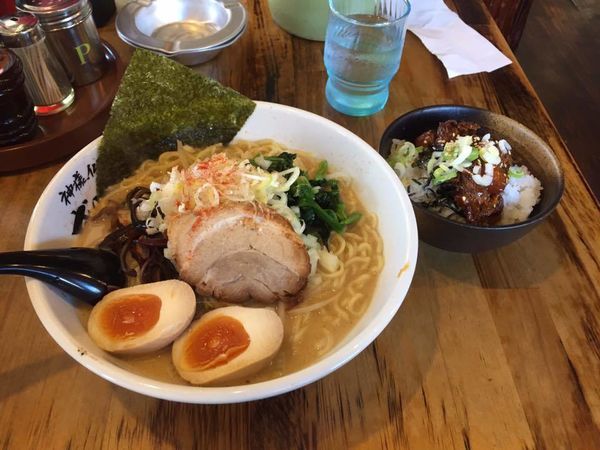 「とんこつ醤油＋煮玉子 790円　なんこつ丼 300円」@らーめん神月の写真