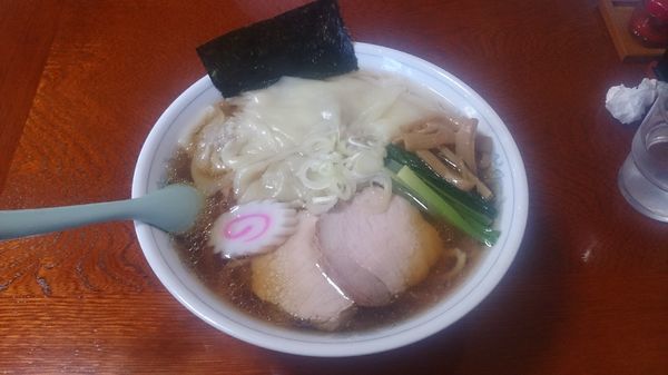 「ワンタン麺800円+大盛100円」@手打らーめん 海の写真
