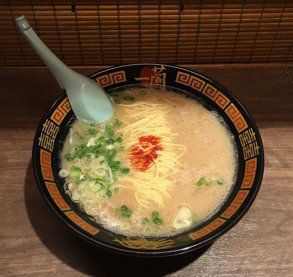 「天然豚骨ラーメン（￥890）＋玉子（￥120）」@一蘭 アトレ上野 山下口店の写真