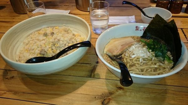 「魚介とんこつラーメンとチャーハン」@梨の花の写真