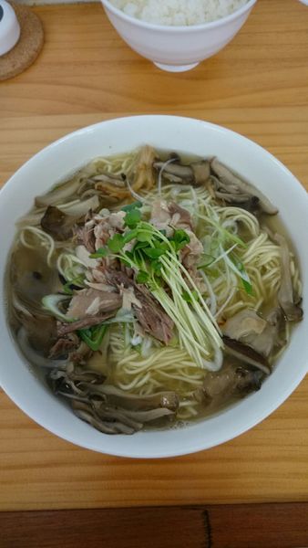 「マグロとキノコの塩ラーメン  900円」@濃厚ラーメン じゅんの写真