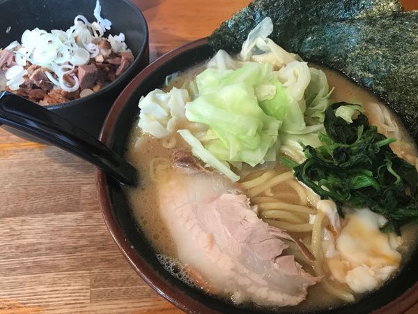 「とき卵ラーメン(キャベツ入り) ライス豚変更」@ラーメン 大山家の写真