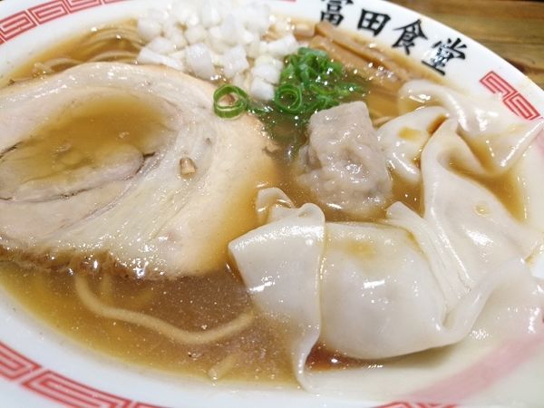 「純粋金華豚ワンタン煮干そば」@松戸中華そば 富田食堂の写真