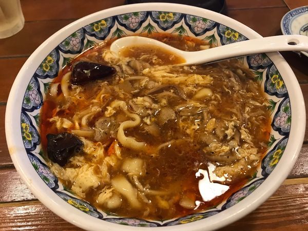 「激辛スーラータンメン 刀切麺 910円」@中国ラーメン 揚州商人 大和店の写真