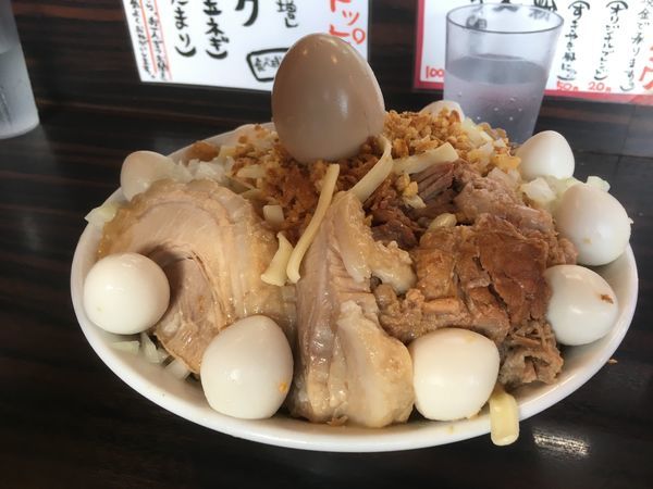 「汁なし+バラチャ肉替+肉増し×2+うずら×2+味玉」@大盛軒の写真