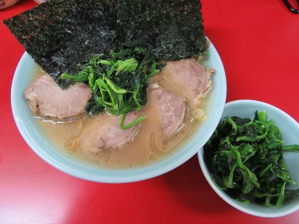 「チャーシュー麺（９３０円）＋ほうれん草１００円」@横浜家系ラーメン 末広家の写真