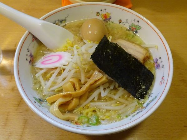 「らーめんとんこつ（680円）＋味玉子（100円）」@林屋の写真