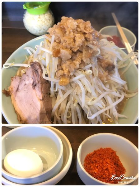 「中ラーメン、生卵、エビ辛」@立川マシマシ 9号店の写真