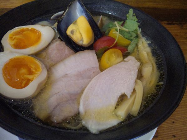 「香草薫るムール貝の塩そば　８５０円＋味玉サービスクーポン」@中華そば 極宇の写真