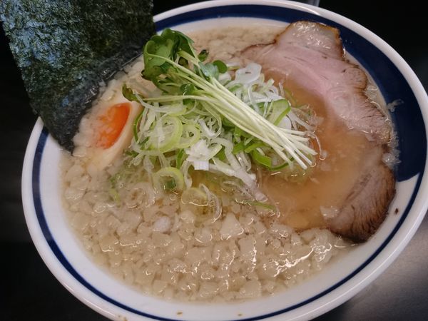 「煮干そば+背脂」@時おりの写真