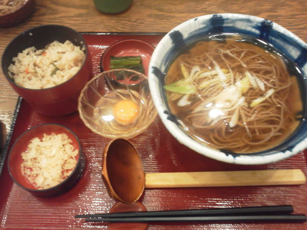 「かけそば定食700＋生卵70＝770円」@信州そば処 そじ坊 那覇空港店の写真