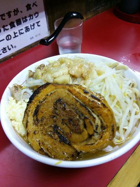 「小ラーメンニンニクアブラ炙り巻チャー」@蓮爾 登戸店の写真