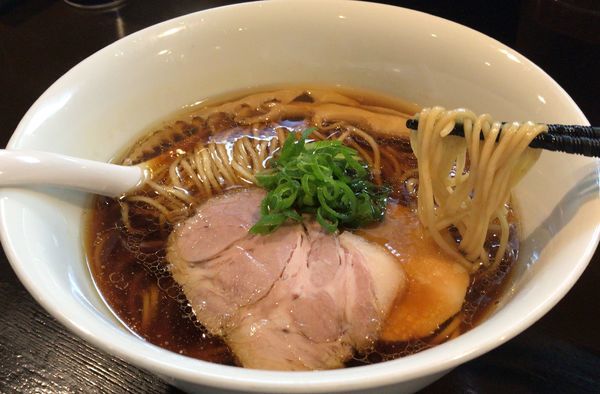 「醤油らぁめん(750円)」@らぁ麺 すぎ本の写真