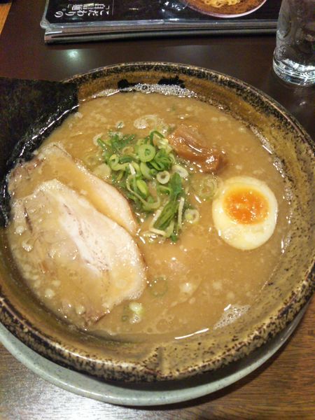 「醤油豚骨ラーメン 690円」@越後秘蔵麺 無尽蔵 しながわ家の写真