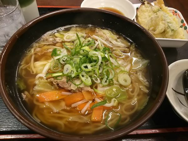「野菜たっぷりラーメン　レギュラー　＋ｍｉｎｉ天盛り」@ザ・めしや 上前津店の写真
