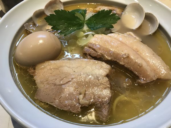 「貝だし塩そば（鶏油）＋味付け玉子＋チャーシュー増し＋麺大盛り」@贔だしやの写真
