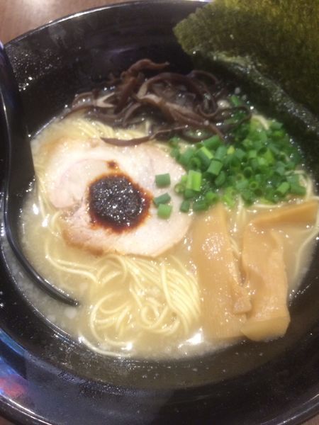 「釜炊き豚骨ラーメン」@釜炊きとんこつ 品川製麺所 新宿2丁目店の写真