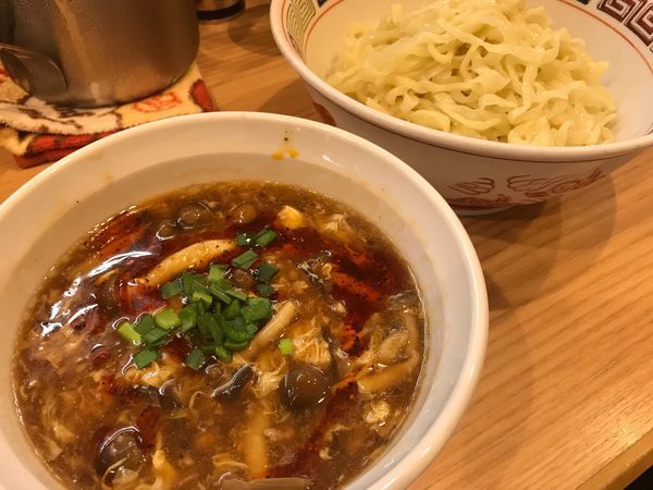 「【限定】ふわふわ卵とキノコのサンラー手揉みつけ麺」@ほっこり中華そば もつけの写真