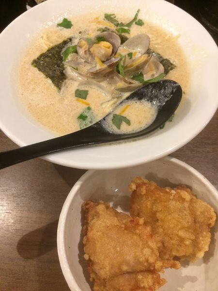 「あさり白湯ラーメン屋+唐揚げ」@釜炊きとんこつ 品川製麺所 新宿2丁目店の写真