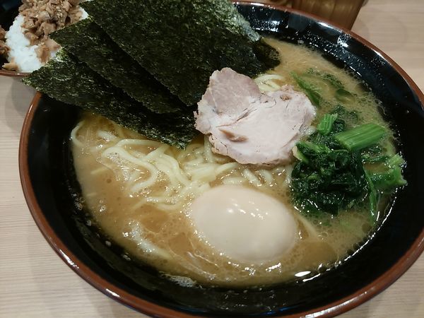 「ラーメン中　特製味玉子　食べ放題ライス」@横浜家系ラーメン 武虎家 尾山台店の写真